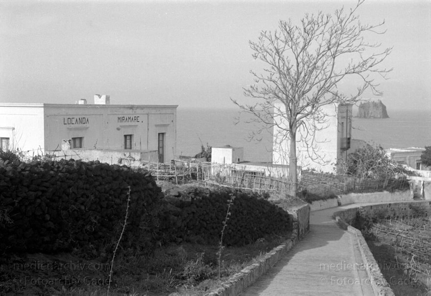 1950er. Italien. Italienische Insel Stromboli mit aktivem Vulkan
1950er. Italien. Liparische Inseln. Stromboli mit aktivem Vulkan. Italy. Aeolian Islands. Italia. Isola di Stromboli
Schlüsselwörter: 1950;Aeolian Islands;Insel;Isola di Stromboli;Italia;Italien;Italy;Mittelmeer;Stromboli;Vulkaninsel