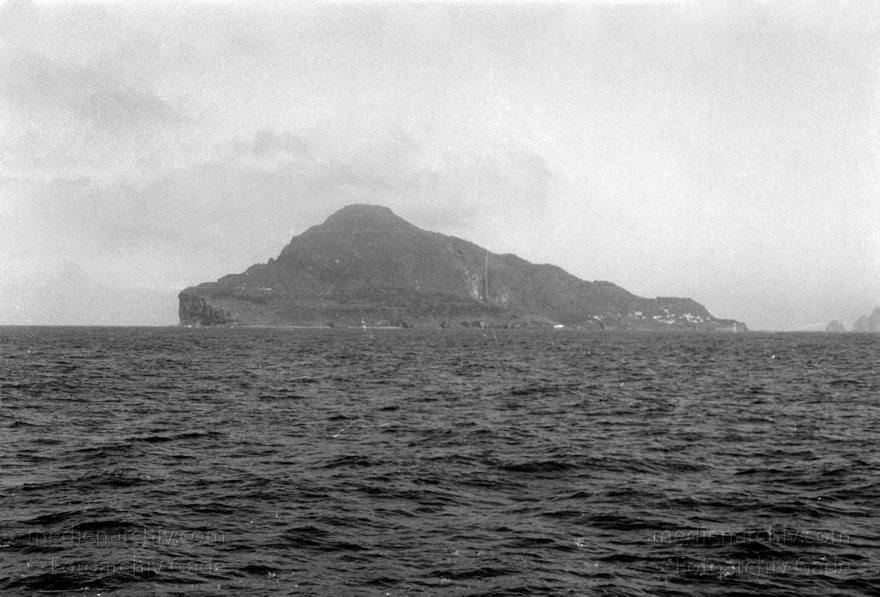 1950er. Italien. Italienische Insel Stromboli mit aktivem Vulkan
1950er. Italien. Liparische Inseln. Stromboli mit aktivem Vulkan. Italy. Aeolian Islands. Italia. Isola di Stromboli
Schlüsselwörter: 1950;Aeolian Islands;Insel;Isola di Stromboli;Italia;Italien;Italy;Mittelmeer;Stromboli;Vulkaninsel