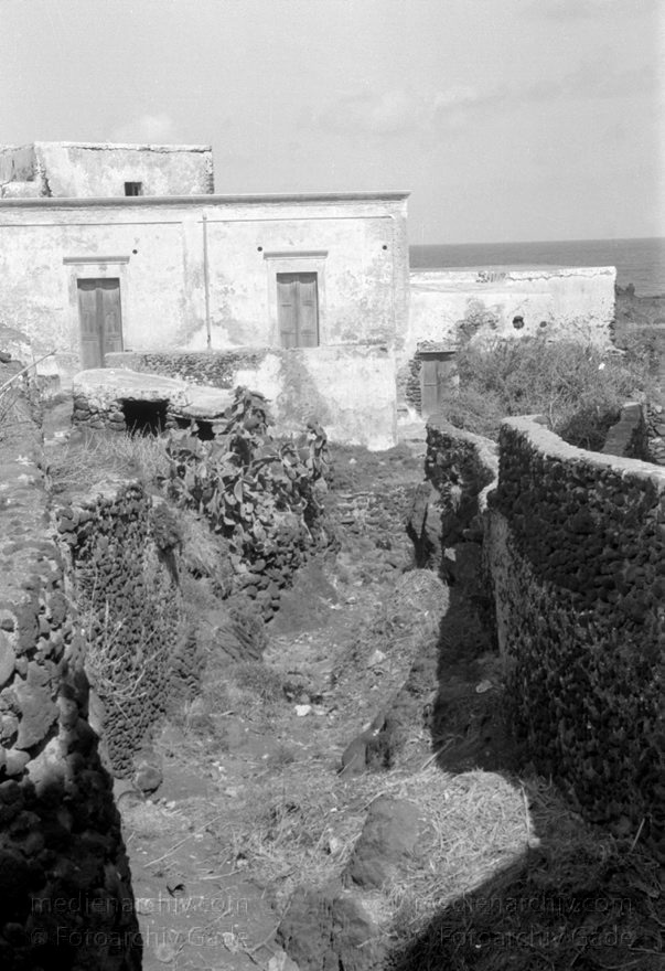 1950er. Italien. Italienische Insel Stromboli mit aktivem Vulkan
1950er. Italien. Liparische Inseln. Stromboli mit aktivem Vulkan. Italy. Aeolian Islands. Italia. Isola di Stromboli
Schlüsselwörter: 1950;Aeolian Islands;Insel;Isola di Stromboli;Italia;Italien;Italy;Stromboli;Vulkaninsel