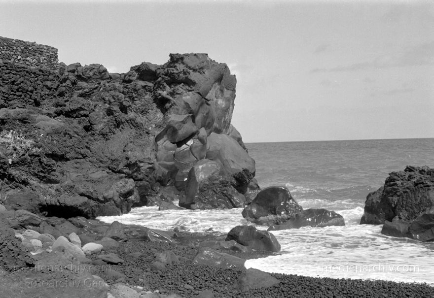 1950er. Italien. Italienische Insel Stromboli mit aktivem Vulkan
1950er. Italien. Liparische Inseln. Stromboli mit aktivem Vulkan. Italy. Aeolian Islands. Italia. Isola di Stromboli
Schlüsselwörter: 1950;Aeolian Islands;Insel;Isola di Stromboli;Italia;Italien;Italy;Mittelmeer;Stromboli;Vulkaninsel