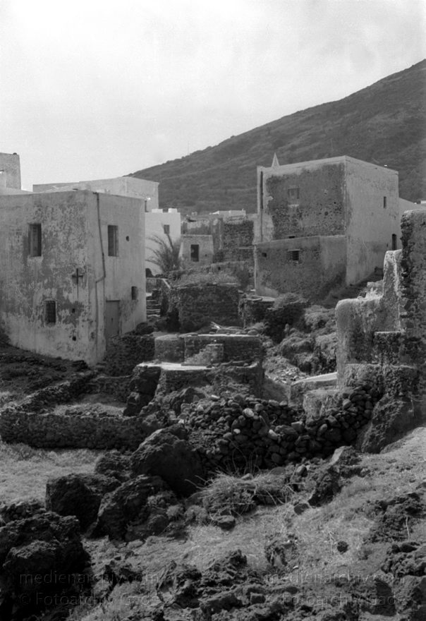 1950er. Italien. Italienische Insel Stromboli mit aktivem Vulkan
1950er. Italien. Liparische Inseln. Stromboli mit aktivem Vulkan. Italy. Aeolian Islands. Italia. Isola di Stromboli
Schlüsselwörter: 1950;Aeolian Islands;Insel;Isola di Stromboli;Italia;Italien;Italy;Stromboli;Vulkaninsel