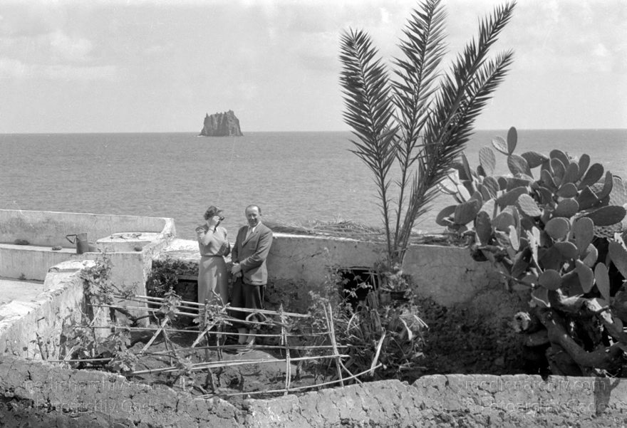 1950er. Italien. Italienische Insel Stromboli mit aktivem Vulkan
1950er. Italien. Liparische Inseln. Stromboli mit aktivem Vulkan. Italy. Aeolian Islands. Italia. Isola di Stromboli
Schlüsselwörter: 1950;Aeolian Islands;Insel;Isola di Stromboli;Italia;Italien;Italy;Mittelmeer;Stromboli;Vulkaninsel