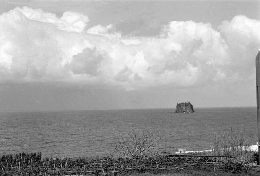 1950er. Italien. Italienische Insel Stromboli mit aktivem Vulkan
1950er. Italien. Liparische Inseln. Stromboli mit aktivem Vulkan. Italy. Aeolian Islands. Italia. Isola di Stromboli
Schlüsselwörter: 1950;Aeolian Islands;Insel;Isola di Stromboli;Italia;Italien;Italy;Mittelmeer;Stromboli;Vulkaninsel