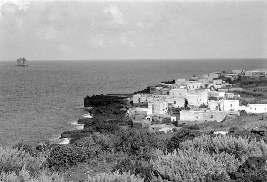 1950er. Italien. Italienische Insel Stromboli mit aktivem Vulkan
1950er. Italien. Liparische Inseln. Stromboli mit aktivem Vulkan. Italy. Aeolian Islands. Italia. Isola di Stromboli
Schlüsselwörter: 1950;Aeolian Islands;Insel;Isola di Stromboli;Italia;Italien;Italy;Mittelmeer;Stromboli;Vulkaninsel