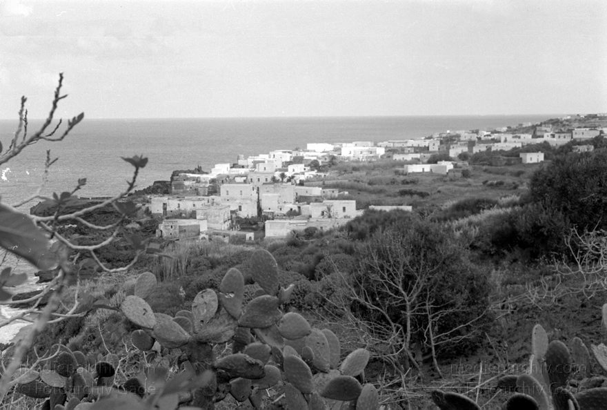 1950er. Italien. Italienische Insel Stromboli mit aktivem Vulkan
1950er. Italien. Liparische Inseln. Stromboli mit aktivem Vulkan. Italy. Aeolian Islands. Italia. Isola di Stromboli
Schlüsselwörter: 1950;Aeolian Islands;Insel;Isola di Stromboli;Italia;Italien;Italy;Mittelmeer;Stromboli;Vulkaninsel