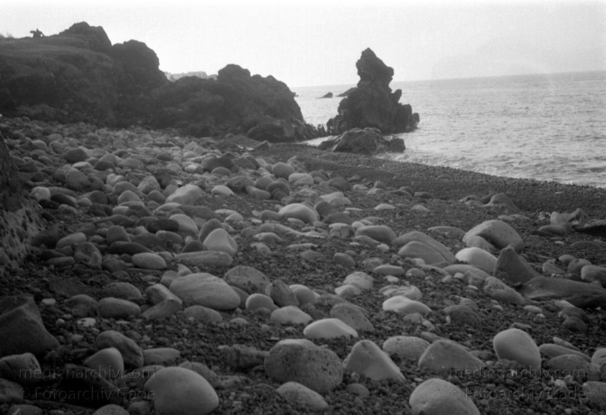 1950er. Italien. Italienische Insel Stromboli mit aktivem Vulkan
1950er. Italien. Liparische Inseln. Stromboli mit aktivem Vulkan. Italy. Aeolian Islands. Italia. Isola di Stromboli
Schlüsselwörter: 1950;Aeolian Islands;Insel;Isola di Stromboli;Italia;Italien;Italy;Mittelmeer;Stromboli;Vulkaninsel