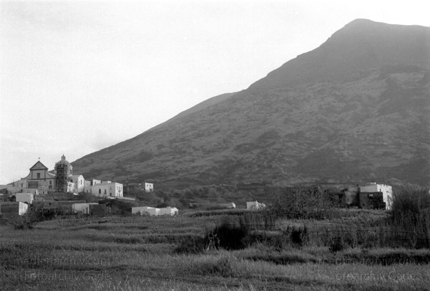 1950er. Italien. Italienische Insel Stromboli mit aktivem Vulkan
1950er. Italien. Liparische Inseln. Stromboli mit aktivem Vulkan. Italy. Aeolian Islands. Italia. Isola di Stromboli
Schlüsselwörter: 1950;Aeolian Islands;Insel;Isola di Stromboli;Italia;Italien;Italy;Stromboli;Vulkaninsel
