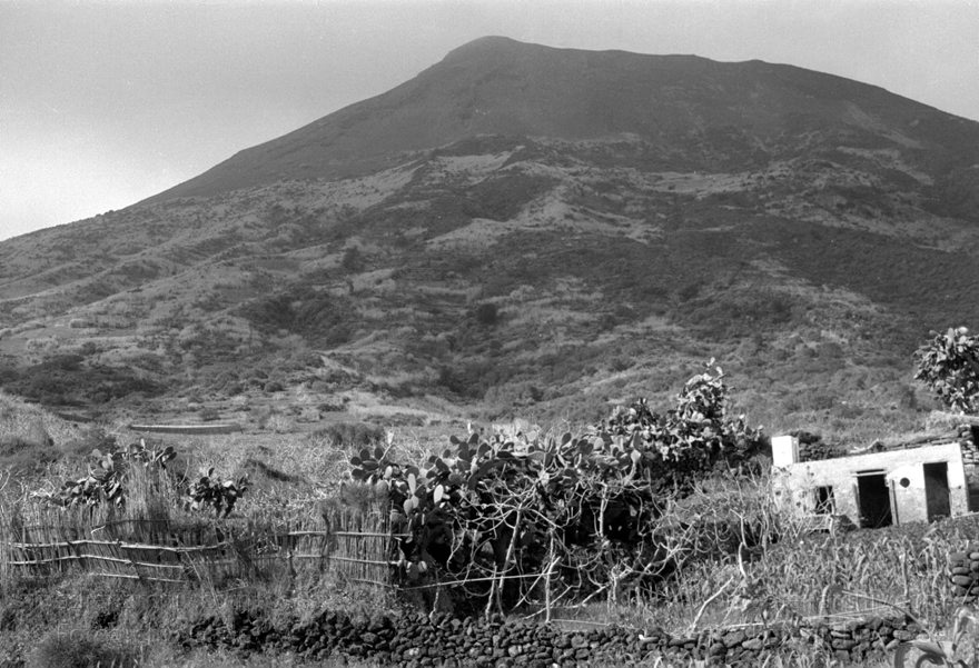 1950er. Italien. Italienische Insel Stromboli mit aktivem Vulkan
1950er. Italien. Liparische Inseln. Stromboli mit aktivem Vulkan. Italy. Aeolian Islands. Italia. Isola di Stromboli
Schlüsselwörter: 1950;Aeolian Islands;Insel;Isola di Stromboli;Italia;Italien;Italy;Stromboli;Vulkaninsel