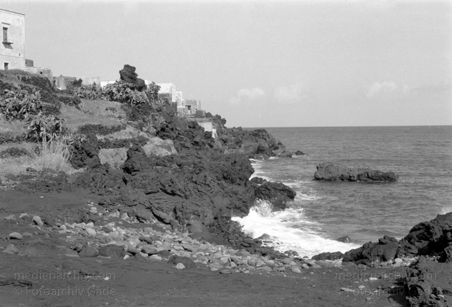 1950er. Italien. Italienische Insel Stromboli mit aktivem Vulkan
1950er. Italien. Liparische Inseln. Stromboli mit aktivem Vulkan. Italy. Aeolian Islands. Italia. Isola di Stromboli
Schlüsselwörter: 1950;Aeolian Islands;Insel;Isola di Stromboli;Italia;Italien;Italy;Mittelmeer;Stromboli;Vulkaninsel