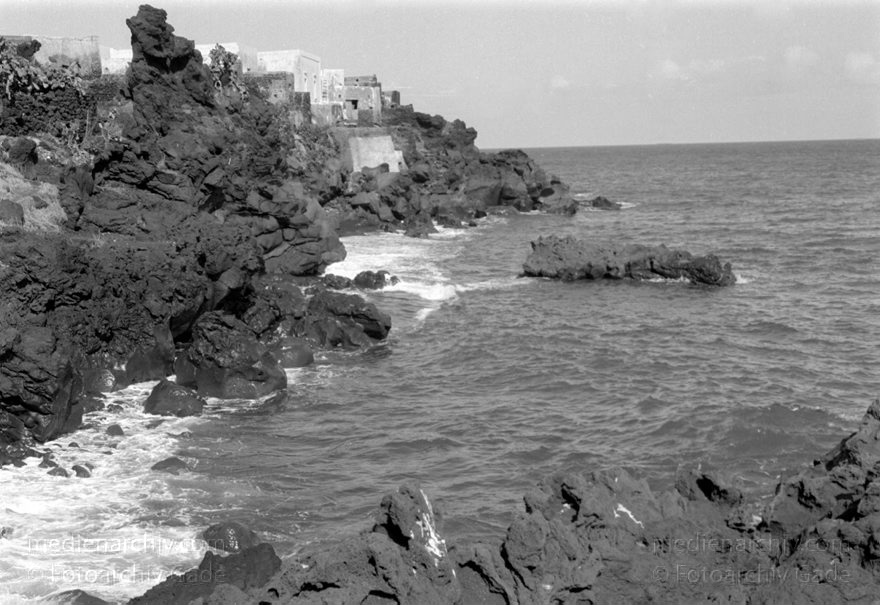 1950er. Italien. Italienische Insel Stromboli mit aktivem Vulkan
1950er. Italien. Liparische Inseln. Stromboli mit aktivem Vulkan. Italy. Aeolian Islands. Italia. Isola di Stromboli
Schlüsselwörter: 1950;Aeolian Islands;Insel;Isola di Stromboli;Italia;Italien;Italy;Mittelmeer;Stromboli;Vulkaninsel
