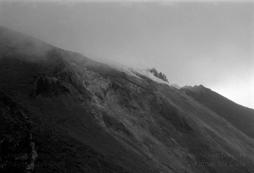 1950er. Italien. Italienische Insel Stromboli mit aktivem Vulkan
1950er. Italien. Liparische Inseln. Stromboli mit aktivem Vulkan. Italy. Aeolian Islands. Italia. Isola di Stromboli
Schlüsselwörter: 1950;Aeolian Islands;Insel;Isola di Stromboli;Italia;Italien;Italy;Stromboli;Vulkaninsel