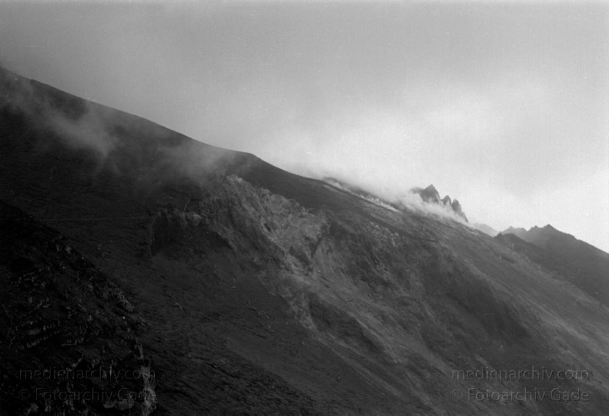 1950er. Italien. Italienische Insel Stromboli mit aktivem Vulkan
1950er. Italien. Liparische Inseln. Stromboli mit aktivem Vulkan. Italy. Aeolian Islands. Italia. Isola di Stromboli
Schlüsselwörter: 1950;Aeolian Islands;Insel;Isola di Stromboli;Italia;Italien;Italy;Stromboli;Vulkaninsel