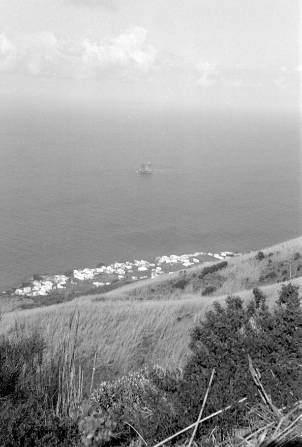 1950er. Italien. Italienische Insel Stromboli mit aktivem Vulkan
1950er. Italien. Liparische Inseln. Stromboli mit aktivem Vulkan. Italy. Aeolian Islands. Italia. Isola di Stromboli
Schlüsselwörter: 1950;Aeolian Islands;Insel;Isola di Stromboli;Italia;Italien;Italy;Mittelmeer;Stromboli;Vulkaninsel