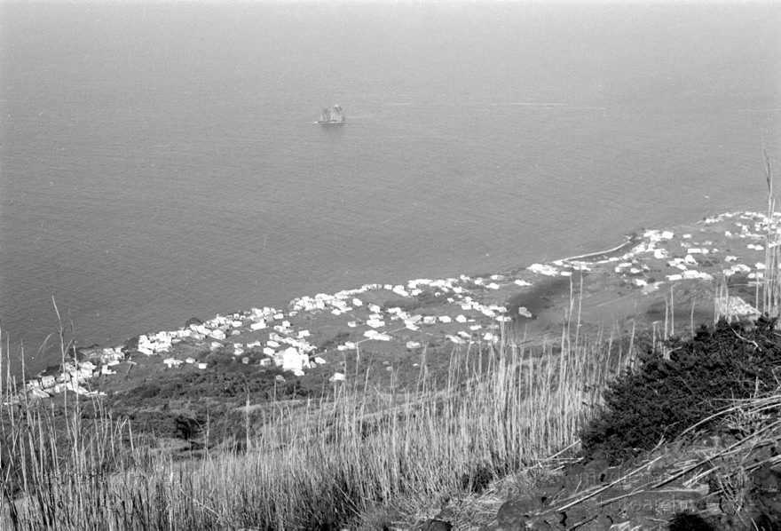 1950er. Italien. Italienische Insel Stromboli mit aktivem Vulkan
1950er. Italien. Liparische Inseln. Stromboli mit aktivem Vulkan. Italy. Aeolian Islands. Italia. Isola di Stromboli
Schlüsselwörter: 1950;Aeolian Islands;Insel;Isola di Stromboli;Italia;Italien;Italy;Mittelmeer;Stromboli;Vulkaninsel