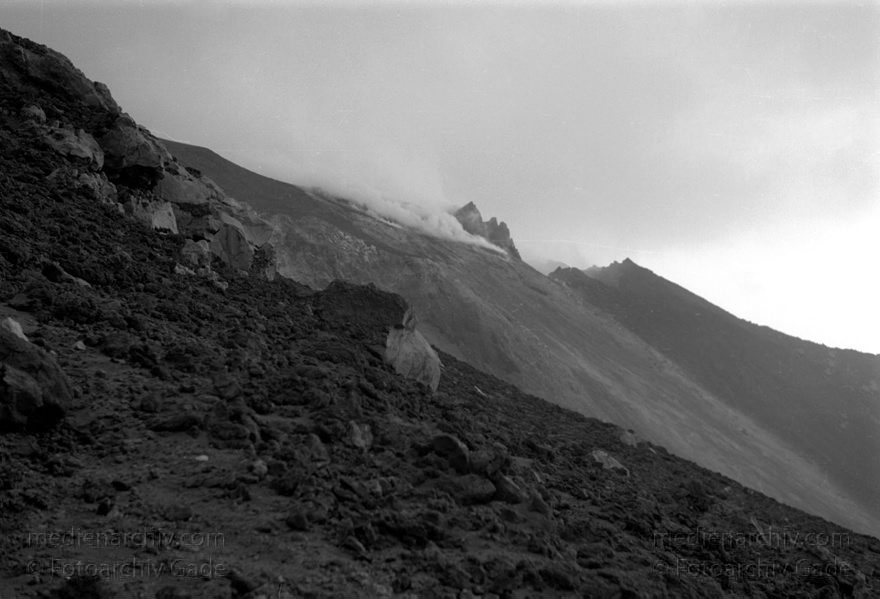 1950er. Italien. Italienische Insel Stromboli mit aktivem Vulkan
1950er. Italien. Liparische Inseln. Stromboli mit aktivem Vulkan. Italy. Aeolian Islands. Italia. Isola di Stromboli
Schlüsselwörter: 1950;Aeolian Islands;Insel;Isola di Stromboli;Italia;Italien;Italy;Stromboli;Vulkaninsel