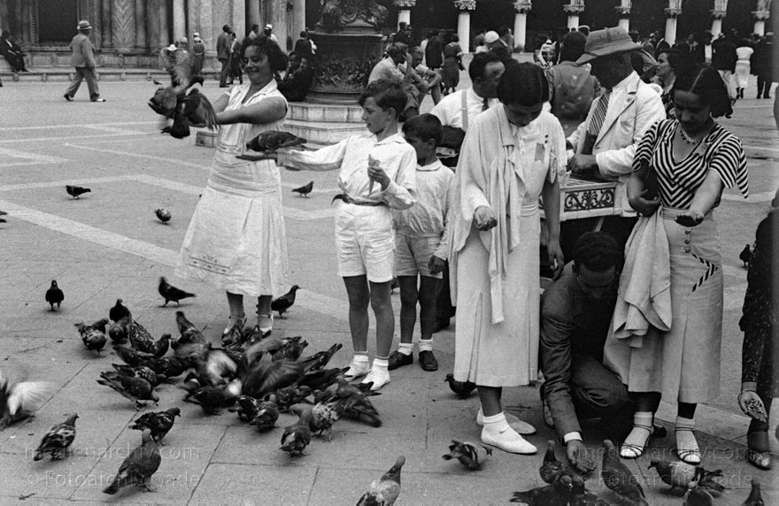 1950er. Italien. Provinz Venedig. Region Venetien. Venedig
1950er. Italien. Provinz Venedig. Region Venetien. Venedig. Italia. Venezia. Italy. Venice. Tauben auf dem Markusplatz
Schlüsselwörter: 1950er;Italia;Italien;Italy;Markusplatz;Tauben;Venedig;Venetien;Venezia;Venice
