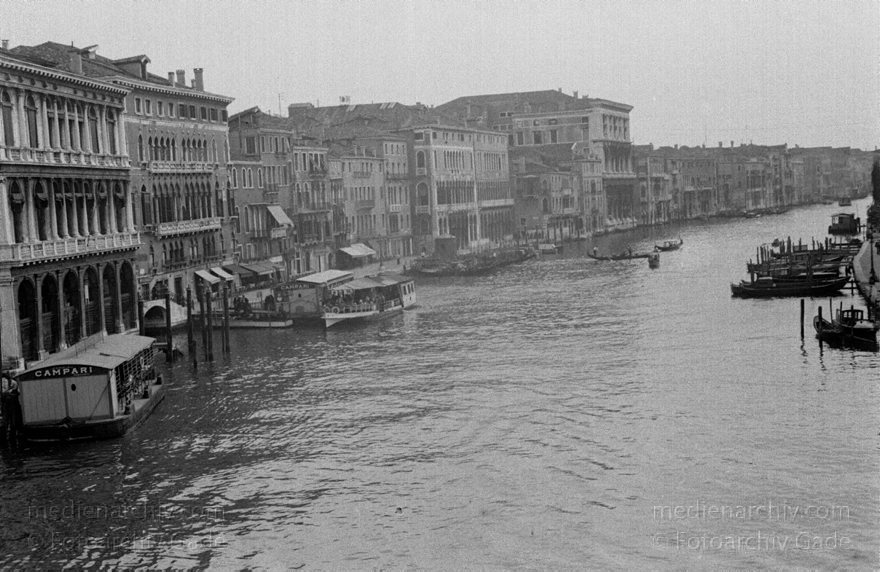 1950er. Italien. Provinz Venedig. Region Venetien. Venedig
1950er. Italien. Provinz Venedig. Region Venetien. Venedig. Italia. Venezia. Italy. Venice
Schlüsselwörter: 1950er;Canale Grande;Italia;Italien;Italy;Venedig;Venetien;Venezia;Venice