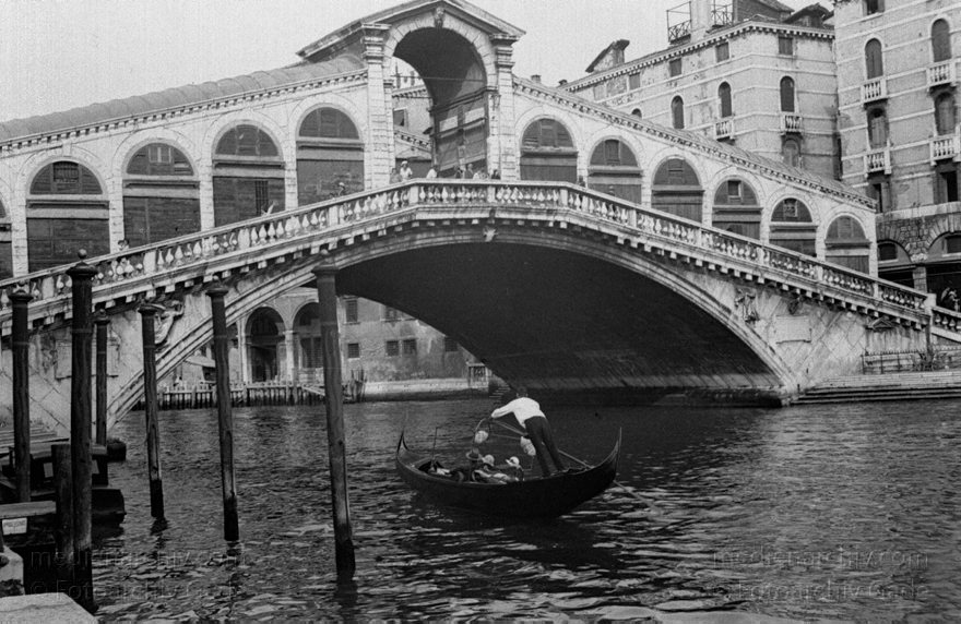 1950er. Italien. Provinz Venedig. Region Venetien. Venedig
1950er. Italien. Provinz Venedig. Region Venetien. Venedig. Italia. Venezia. Italy. Venice. Rialtobrücke. Rialto Bridge. Ponte di Rialto
Schlüsselwörter: 1950er;Boote;Brücken;Canale Grande;Italia;Italien;Italy;Ponte di Rialto;Rialto Bridge;Rialtobrücke;Venedig;Venetien;Venezia;Venice