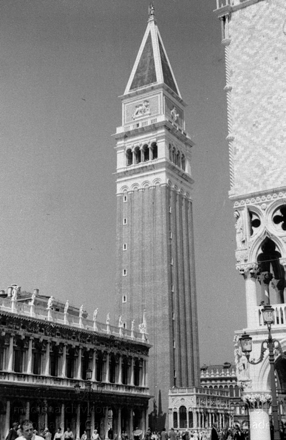 1950er. Italien. Provinz Venedig. Region Venetien. Venedig
1950er. Italien. Provinz Venedig. Region Venetien. Venedig. Italia. Venezia. Italy. Venice
Schlüsselwörter: 1950er;Campanile;Italia;Italien;Italy;Turm;Venedig;Venetien;Venezia;Venice