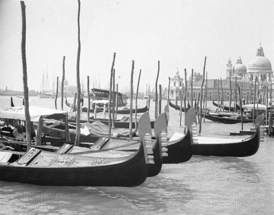 1950er. Italien. Provinz Venedig. Region Venetien. Venedig
1950er. Italien. Provinz Venedig. Region Venetien. Venedig. Italia. Venezia. Italy. Venice. Gondeln. Boote
Schlüsselwörter: 1950er;Boote;Gondeln;Italia;Italien;Italy;Venedig;Venetien;Venezia;Venice