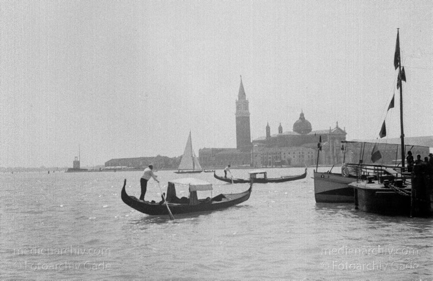 1950er. Italien. Provinz Venedig. Region Venetien. Venedig
1950er. Italien. Provinz Venedig. Region Venetien. Venedig. Italia. Venezia. Italy. Venice. Gondeln. Boote
Schlüsselwörter: 1950er;Boote;Gondeln;Italia;Italien;Italy;Venedig;Venetien;Venezia;Venice