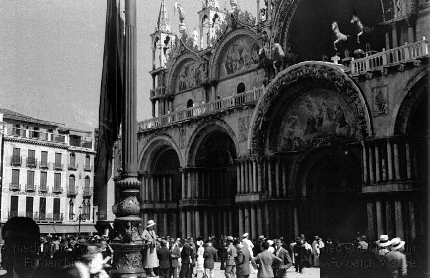 1950er. Italien. Provinz Venedig. Region Venetien. Venedig
1950er. Italien. Provinz Venedig. Region Venetien. Venedig. Italia. Venezia. Italy. Venice. Markusdom
Schlüsselwörter: 1950er;Italia;Italien;Italy;Markusdom;Venedig;Venetien;Venezia;Venice