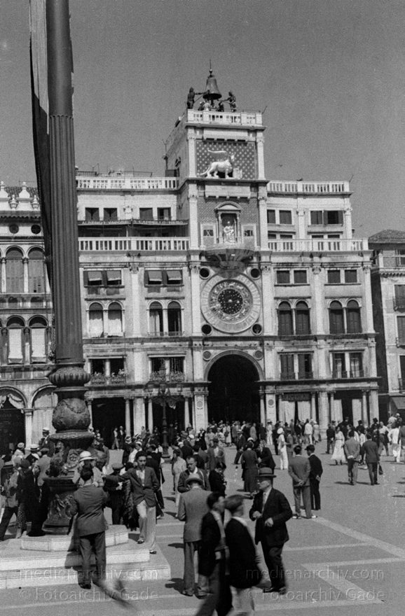 1950er. Italien. Provinz Venedig. Region Venetien. Venedig
1950er. Italien. Provinz Venedig. Region Venetien. Venedig. Italia. Venezia. Italy. Venice
Schlüsselwörter: 1950er;Italia;Italien;Italy;Venedig;Venetien;Venezia;Venice