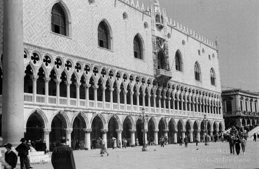 1950er. Italien. Provinz Venedig. Region Venetien. Venedig
1950er. Italien. Provinz Venedig. Region Venetien. Venedig. Italia. Venezia. Italy. Venice
Schlüsselwörter: 1950er;Italia;Italien;Italy;Venedig;Venetien;Venezia;Venice
