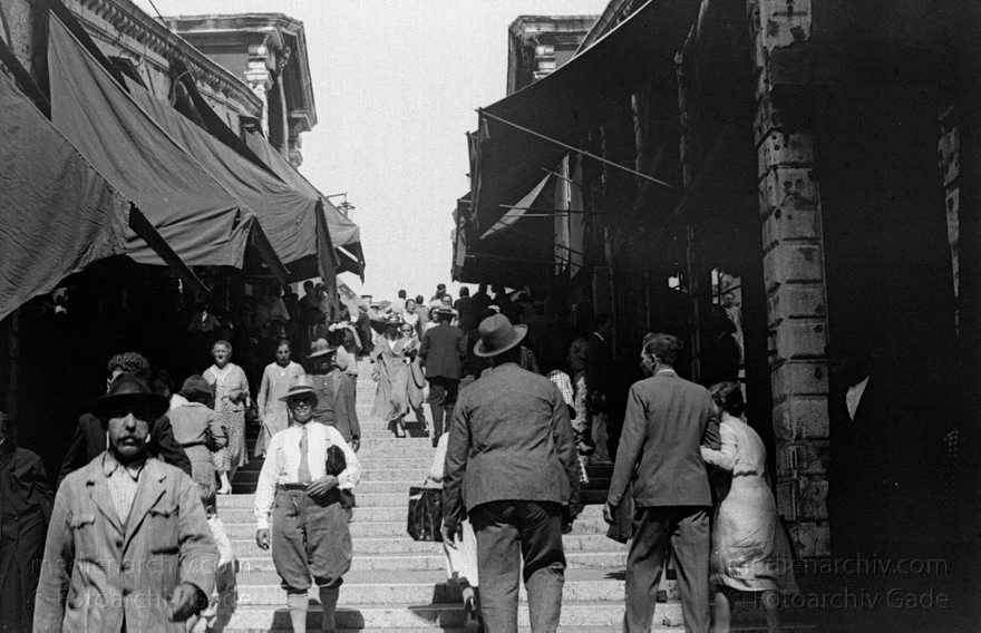 1950er. Italien. Provinz Venedig. Region Venetien. Venedig
1950er. Italien. Provinz Venedig. Region Venetien. Venedig. Italia. Venezia. Italy. Venice
Schlüsselwörter: 1950er;Italia;Italien;Italy;Venedig;Venetien;Venezia;Venice