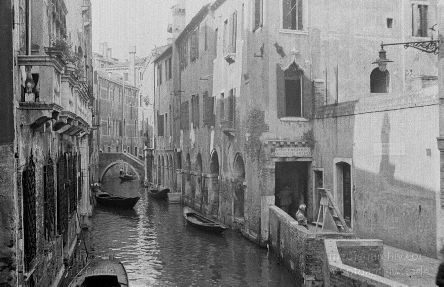 1950er. Italien. Provinz Venedig. Region Venetien. Venedig
1950er. Italien. Provinz Venedig. Region Venetien. Venedig. Italia. Venezia. Italy. Venice
Schlüsselwörter: 1950er;Italia;Italien;Italy;Venedig;Venetien;Venezia;Venice