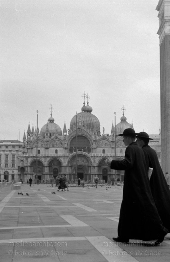 1950er. Italien. Provinz Venedig. Region Venetien. Venedig
1950er. Italien. Provinz Venedig. Region Venetien. Venedig. Italia. Venezia. Italy. Venice. Geistliche vor dem Markusdom
Schlüsselwörter: 1950er;Italia;Italien;Italy;Markusdom;Venedig;Venetien;Venezia;Venice