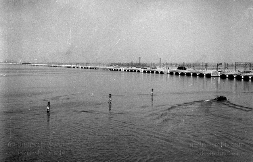 1950er. Italien. Provinz Venedig. Region Venetien. Venedig
1950er. Italien. Provinz Venedig. Region Venetien. Venedig. Italia. Venezia. Italy. Venice
Schlüsselwörter: 1950er;Italia;Italien;Italy;Venedig;Venetien;Venezia;Venice