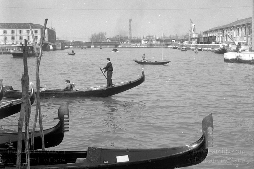 1950er. Italien. Provinz Venedig. Region Venetien. Venedig
1950er. Italien. Provinz Venedig. Region Venetien. Venedig. Italia. Venezia. Italy. Venice. Gondeln
Schlüsselwörter: 1950er;Boote;Gondeln;Italia;Italien;Italy;Venedig;Venetien;Venezia;Venice