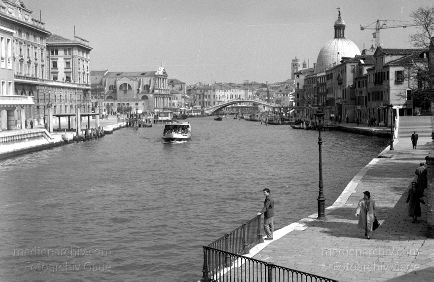 1950er. Italien. Provinz Venedig. Region Venetien. Venedig
1950er. Italien. Provinz Venedig. Region Venetien. Venedig. Italia. Venezia. Italy. Venice
Schlüsselwörter: 1950er;Italia;Italien;Italy;Venedig;Venetien;Venezia;Venice