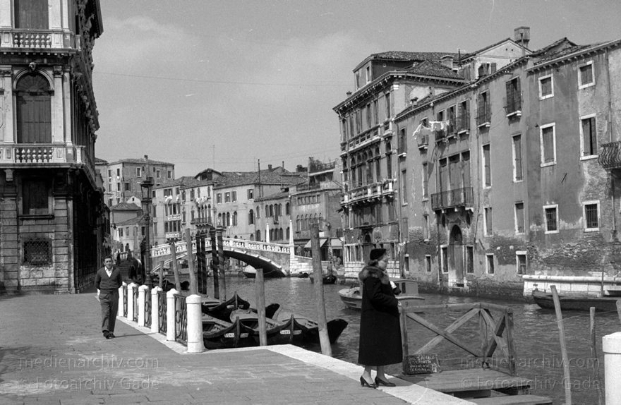 1950er. Italien. Provinz Venedig. Region Venetien. Venedig
1950er. Italien. Provinz Venedig. Region Venetien. Venedig. Italia. Venezia. Italy. Venice
Schlüsselwörter: 1950er;Italia;Italien;Italy;Venedig;Venetien;Venezia;Venice