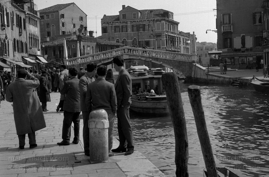1950er. Italien. Provinz Venedig. Region Venetien. Venedig
1950er. Italien. Provinz Venedig. Region Venetien. Venedig. Italia. Venezia. Italy. Venice
Schlüsselwörter: 1950er;Boote;Italia;Italien;Italy;Kanal;Venedig;Venetien;Venezia;Venice