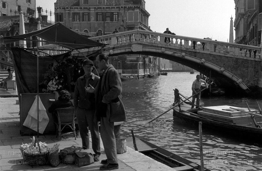 1950er. Italien. Provinz Venedig. Region Venetien. Venedig
1950er. Italien. Provinz Venedig. Region Venetien. Venedig. Italia. Venezia. Italy. Venice
Schlüsselwörter: 1950er;Boote;Brücken;Italia;Italien;Italy;Kanal;Venedig;Venetien;Venezia;Venice