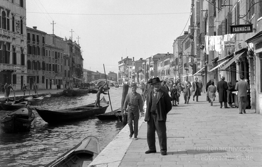 1950er. Italien. Provinz Venedig. Region Venetien. Venedig
1950er. Italien. Provinz Venedig. Region Venetien. Venedig. Italia. Venezia. Italy. Venice
Schlüsselwörter: 1950er;Boote;Italia;Italien;Italy;Kanal;Venedig;Venetien;Venezia;Venice