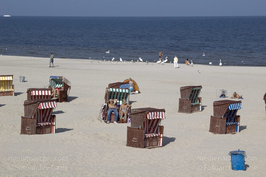 Polen. Wolin. Swinemünde. Strandkörbe am Strand. Strandkorb
22. 9. 2005. Polen. Insel Wolin. Ostseebad Swinemünde -  Swinoujscie. Strandkörbe am Strand. Strandkorb. Meer
Schlüsselwörter: 2005;Meer;Ostsee;Ostseebad;Polen;Sonnen;Strand;Strandkorb;Strandkörbe;Swinemünde;Swinoujscie;Urlaub;Wolin