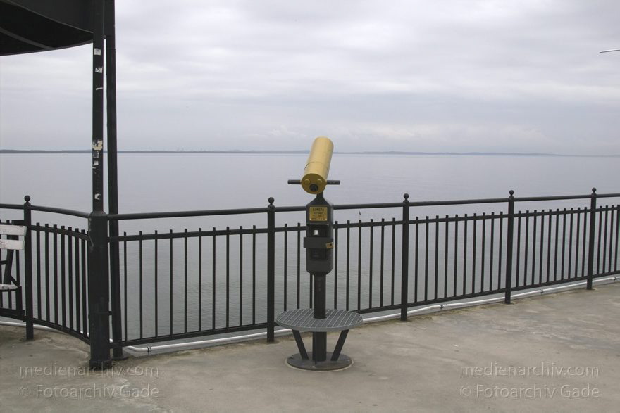 Polen. Wolin. Miedzyzdroje an der Ostsee. Seebrücke
20. 9. 2005. Polen. Insel Wolin. Miedzyzdroje an der Ostsee. Seebrücke. Fernglas
Schlüsselwörter: 2005;Meer;Miedzyzdroje;Ostsee;Polen;Seebrücke;Wolin