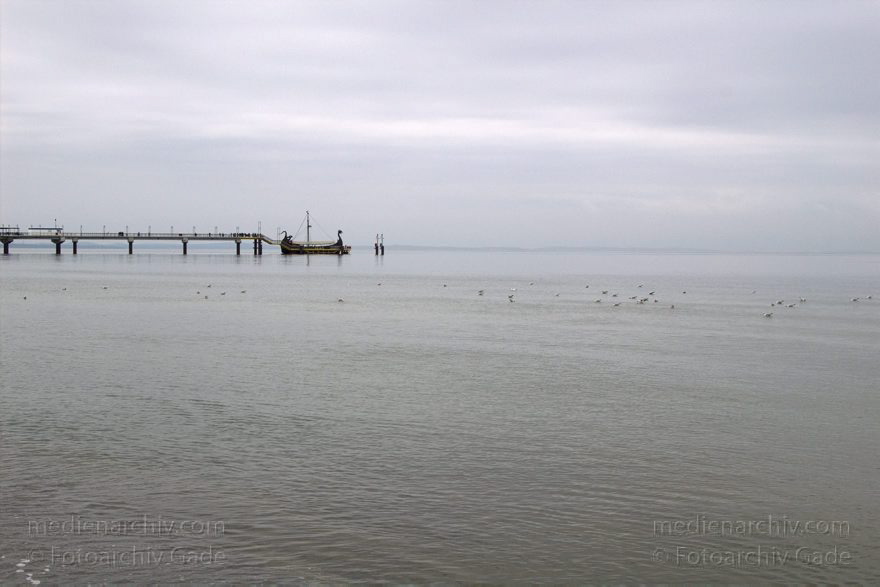 Polen. Wolin. Miedzyzdroje an der Ostsee. Seebrücke
20. 9. 2005. Polen. Insel Wolin. Miedzyzdroje an der Ostsee. Seebrücke
Schlüsselwörter: 2005;Meer;Miedzyzdroje;Ostsee;Polen;Seebrücke;Wolin
