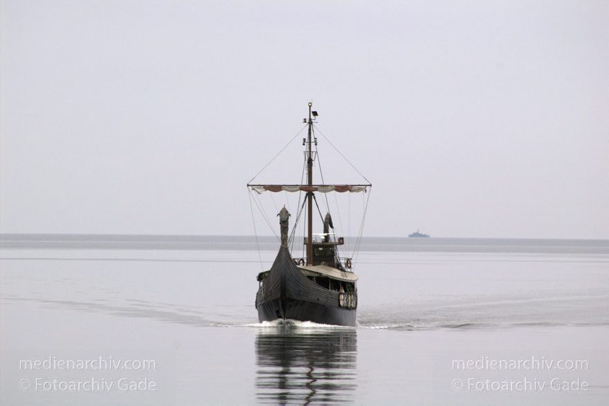 Polen. Wolin. Miedzyzdroje an der Ostsee. Nachgebautes Wikingerschiff. Meer
20. 9. 2005. Polen. Insel Wolin. Miedzyzdroje an der Ostsee. Nachgebautes Wikingerschiff. Meer
Schlüsselwörter: 2005;Boote;Meer;Miedzyzdroje;Polen;Wikingerschiff;Wolin