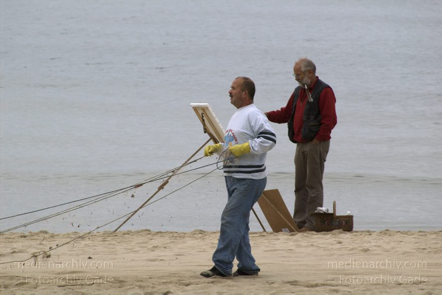 Polen. Wolin. Miedzyzdroje an der Ostsee. Fischer mit Netz am Strand. Maler mit Staffelei
20. 9. 2005. Polen. Insel Wolin. Miedzyzdroje an der Ostsee. Fischer mit Netz am Strand. Meer. Maler mit Staffelei
Schlüsselwörter: 2005;Maler;Meer;Miedzyzdroje;Netz;Polen;Staffelei;Strand;Wolin