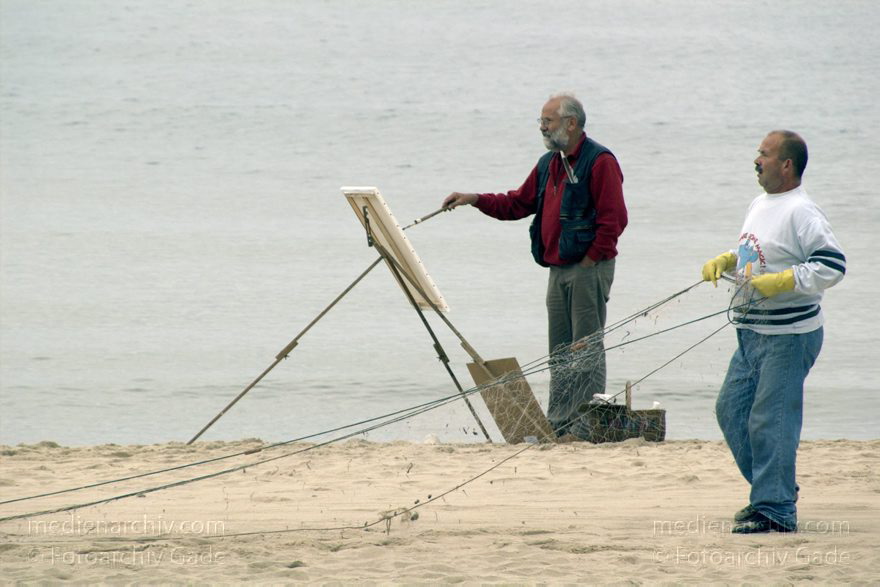 Polen. Wolin. Miedzyzdroje an der Ostsee. Fischer mit Netz am Strand. Maler mit Staffelei
20. 9. 2005. Polen. Insel Wolin. Miedzyzdroje an der Ostsee. Fischer mit Netz am Strand. Meer. Maler mit Staffelei
Schlüsselwörter: 2005;Maler;Meer;Miedzyzdroje;Netz;Polen;Staffelei;Strand;Wolin
