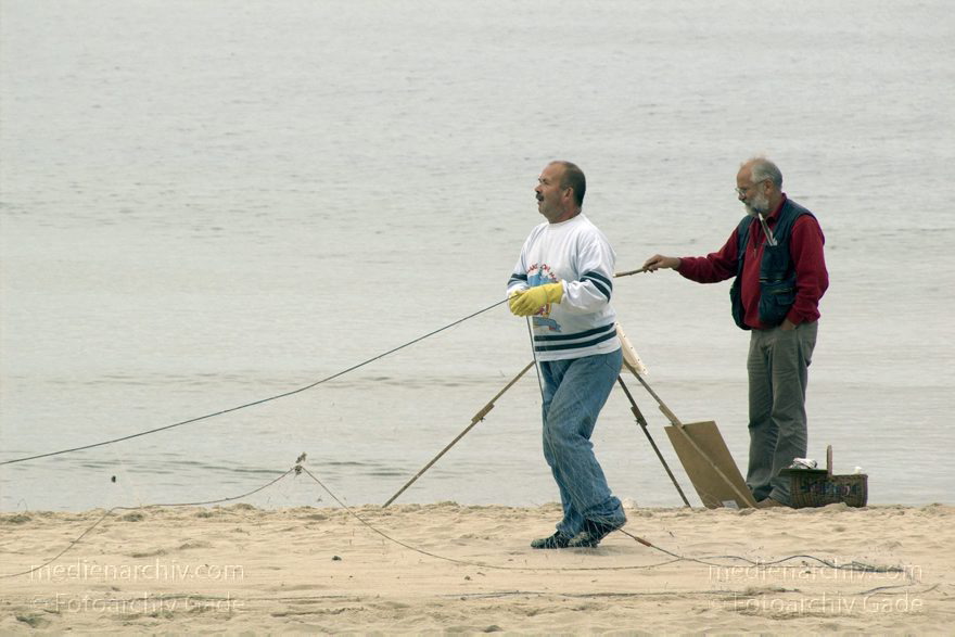 Polen. Wolin. Miedzyzdroje an der Ostsee. Fischer mit Netz am Strand. Maler mit Staffelei
20. 9. 2005. Polen. Insel Wolin. Miedzyzdroje an der Ostsee. Fischer mit Netz am Strand. Meer. Maler mit Staffelei
Schlüsselwörter: 2005;Maler;Meer;Miedzyzdroje;Netz;Polen;Staffelei;Strand;Wolin