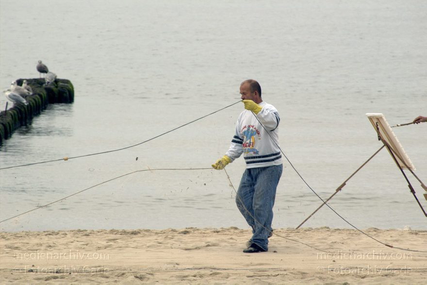 Polen. Wolin. Miedzyzdroje an der Ostsee. Fischer mit Netz am Strand.
20. 9. 2005. Polen. Insel Wolin. Miedzyzdroje an der Ostsee. Fischer mit Netz am Strand. Meer
Schlüsselwörter: 2005;Meer;Miedzyzdroje;Netz;Polen;Strand;Wolin