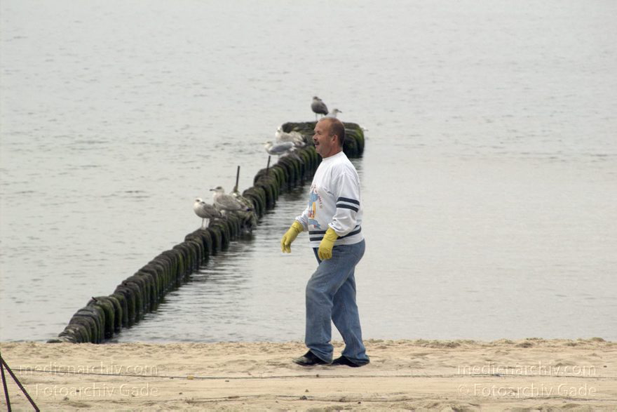 Polen. Wolin. Miedzyzdroje an der Ostsee. Fischer mit Netz am Strand.
20. 9. 2005. Polen. Insel Wolin. Miedzyzdroje an der Ostsee. Fischer mit Netz am Strand. Meer
Schlüsselwörter: 2005;Meer;Miedzyzdroje;Netz;Polen;Strand;Wolin