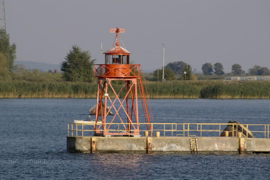 Polen. Wolin.  Fluss Swina oder Swine beim  Swinemünde
22. 9. 2005. Polen. Insel Wolin. Fluss Swina oder Swine beim  Ostseebad Swinemünde -  Swinoujscie. Fähre. Boote. Schiffe
Schlüsselwörter: 2005;Boote;Fluss;Fähre;Meer;Ostsee;Ostseebad;Polen;Strand;Swina;Swine;Swinemünde;Swinoujscie;Wolin