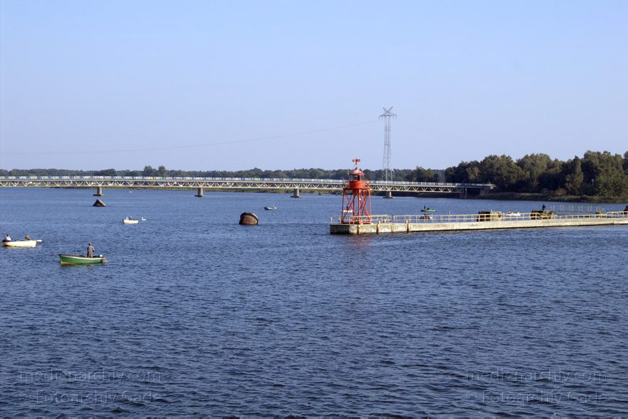 Polen. Wolin.  Fluss Swina oder Swine beim  Swinemünde
22. 9. 2005. Polen. Insel Wolin. Fluss Swina oder Swine beim  Ostseebad Swinemünde -  Swinoujscie. Fähre. Boote. Schiffe
Schlüsselwörter: 2005;Boote;Fluss;Fähre;Meer;Ostsee;Ostseebad;Polen;Strand;Swina;Swine;Swinemünde;Swinoujscie;Wolin