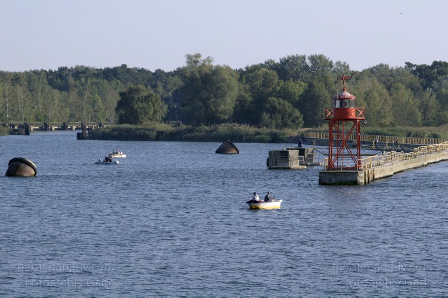Polen. Wolin.  Fluss Swina oder Swine beim  Swinemünde
22. 9. 2005. Polen. Insel Wolin. Fluss Swina oder Swine beim  Ostseebad Swinemünde -  Swinoujscie. Fähre. Boote. Schiffe
Schlüsselwörter: 2005;Boote;Fluss;Fähre;Meer;Ostsee;Ostseebad;Polen;Strand;Swina;Swine;Swinemünde;Swinoujscie;Wolin